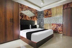 a bedroom with a large bed in a room at Super Collection O Tikonia in Haldwāni