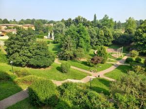 an aerial view of a park with trees and bushes at Luminoso appartamento panoramico in Cassano dʼAdda