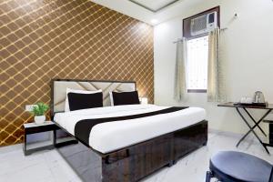 a bedroom with a large bed in a room at Super Hotel O Kalyanpur Near IIT Kanpur in Kānpur