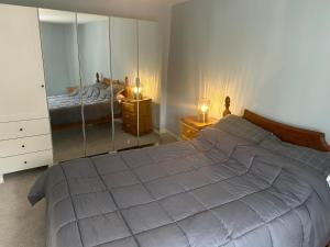 Ένα ή περισσότερα κρεβάτια σε δωμάτιο στο Town centre cottage!