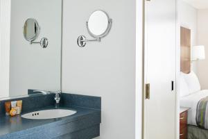 Club Quarters Hotel Embarcadero, San Francisco客房内的一张或多张床位