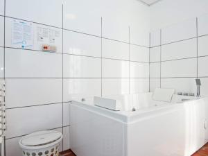 Un baño blanco con inodoro y lavabo. en Luxury Pool Retreat in Ebeltoft - By Traum Ferienwohnungen, en Ebeltoft