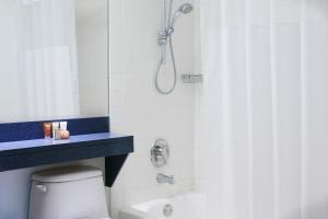 Club Quarters Hotel Embarcadero, San Francisco的一间浴室