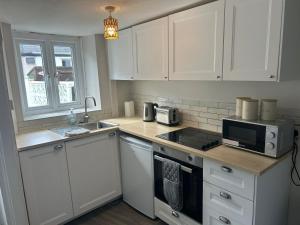 Η κουζίνα ή μικρή κουζίνα στο Town centre cottage!