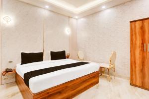 Ένα ή περισσότερα κρεβάτια σε δωμάτιο στο Super Townhouse Faridabad Railway Station Formerly Hotel Royals Paradaise
