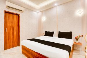 Ένα ή περισσότερα κρεβάτια σε δωμάτιο στο Super Townhouse Faridabad Railway Station Formerly Hotel Royals Paradaise