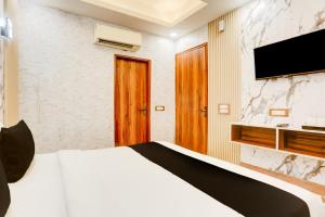 Μια τηλεόραση ή/και κέντρο ψυχαγωγίας στο Super Townhouse Faridabad Railway Station Formerly Hotel Royals Paradaise