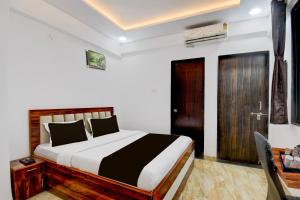 a bedroom with a bed and a desk and a bed sidx sidx sidx at Super Collection O Hinjewadi Phase 1 Formerly Mars Venture in Hinjewadi
