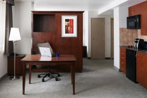 Club Quarters Hotel Embarcadero, San Francisco的电视和/或娱乐中心