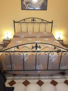 ヴィッラッジョ・モセにあるB&B il Giradiscoのベッドルーム(ナイトスタンド2台付)のベッド1台