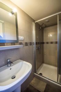 W łazience znajduje się umywalka i prysznic. w obiekcie Siedlisko Zagórze w mieście Nowa Huta