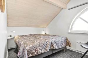 Un dormitorio con una cama en una habitación con ventana. en 0455-Romo-Vestergade-125-App-85, en Sønderby