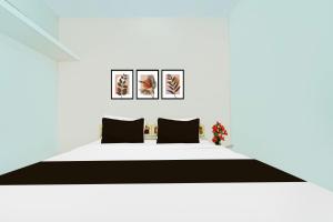 Postel nebo postele na pokoji v ubytování Super Hotel O SRM Road Kochi