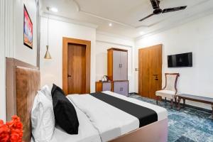 a hotel room with a bed and a desk at OYO Collection O Ratan Lal Nagar in Kānpur