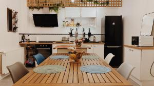 ニオールにあるLa maison d'Angélique - Colocation hôtelière à 150m Gare TGV- Grande cuisine équipée & salon - Fibre - Netflixのキッチン(木製テーブル、椅子付)、ダイニングルーム