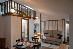 a living room with a table and a couch at Casa Masovera in Linares de Mora