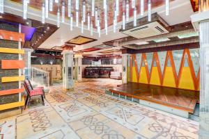 um hall de entrada com piso colorido e uma escadaria em Palette by CheckIn Swaroop Nagar Formerly Shanti Kutir em Kānpur mais 33 fotografias