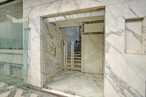 um edifício sendo remodelado com mármore em Palette by CheckIn Swaroop Nagar Formerly Shanti Kutir em Kānpur