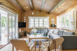 索尔图姆BL1694-Saltum-Klaus-Bjergsvej-8的客厅里有一张沙发和一张桌子。