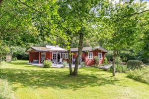 索尔图姆BL1694-Saltum-Klaus-Bjergsvej-8的院子中间的红色房子