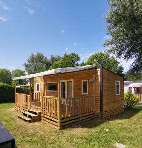 Budova, kde se kemp nachází