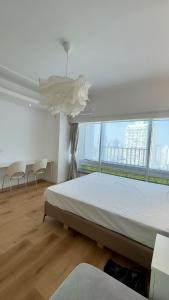 a bedroom with a bed in a room with windows at Fanhua Life IN Nanjing West Road Store 2 in Shanghai