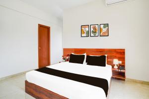 Postel nebo postele na pokoji v ubytování Super Townhouse Hebbal Dasarahalli Formerly Otium Suites