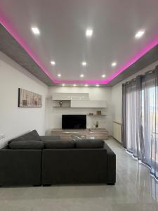 Santa TeclaにあるIL SOGNO luxury houseのリビングルーム(黒いソファ、テレビ付)