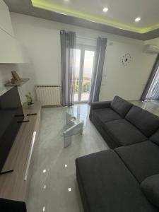 Santa TeclaにあるIL SOGNO luxury houseのソファとガラスのテーブルのあるリビングルーム