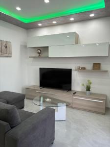 Santa TeclaにあるIL SOGNO luxury houseのソファと薄型テレビのあるリビングルーム