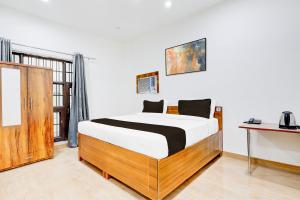 una camera da letto con un letto in una stanza con una finestra di Collection O Sector 62 Faridabad a Ballabgarh
