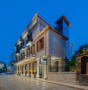 een gebouw aan de kant van een straat bij Vintage Boutique Hotel in Korçë