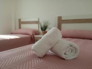 a roll of toilet paper on a bed at Alojamientos RAICES DEL SUR in Encinarejo De Córdoba