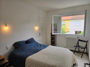 Ένα ή περισσότερα κρεβάτια σε δωμάτιο στο Chambre privée dans charmante maison cosy PISCINE