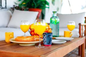 un tavolo in legno con due bicchieri di succo d'arancia di Edomus Castillo de las Guardas a Siviglia