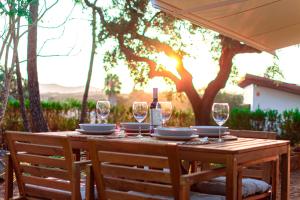 un tavolo in legno con bicchieri da vino e una bottiglia di Edomus Castillo de las Guardas a Siviglia