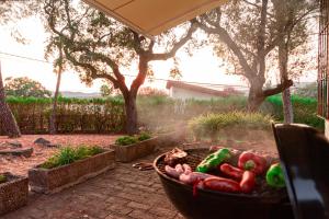 un cesto pieno di verdure appoggiato su un patio di Edomus Castillo de las Guardas a Siviglia