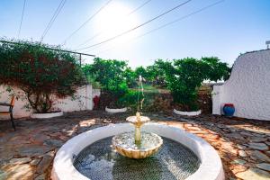 una fontana al centro di un cortile in pietra di Edomus Castillo de las Guardas a Siviglia
