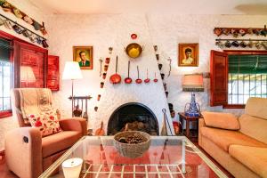 un soggiorno con camino, divano e tavolo di Edomus Castillo de las Guardas a Siviglia Altre 45 foto