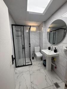 Ένα μπάνιο στο Pi Park Hotel