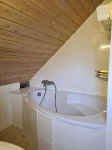 Koupelna v ubytování Cozy Apartment + 7 fotografií