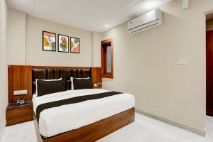 a bedroom with a large bed in a room at Super Townhouse Taj Nagri Phase 2 Formerly Grand Rivera in Agra