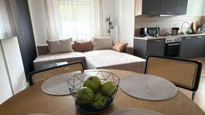 Køkken eller tekøkken på Premium Messe-Apartment No 5 - direkt gegenüber der Messe Essen mit Küche, Smart-TV, separates Schlafzimmer + 8 billeder