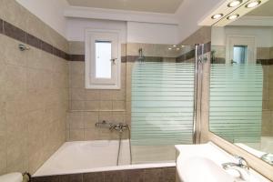 Ένα μπάνιο στο Ofiousa +17 φωτογραφίες