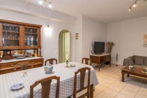 Μια τηλεόραση ή/και κέντρο ψυχαγωγίας στο Ofiousa