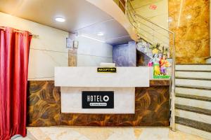 a hotel room with a hollywood sign on the wall at Hotel O Ambedkar Chowk Ulhasnagar in Kalyan