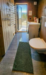 Ένα μπάνιο στο Cabin With Forest Edge Views +33 φωτογραφίες