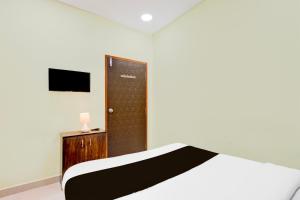 A television and/or entertainment centre at Super Hotel O Moula Ali Neredmet