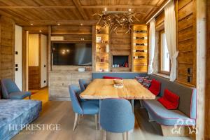 Posezení v ubytování Alpenglow Cortina Luxury