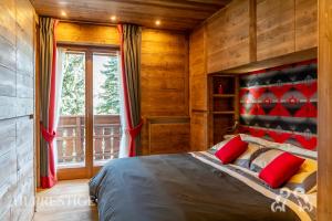 Postel nebo postele na pokoji v ubytování Alpenglow Cortina Luxury